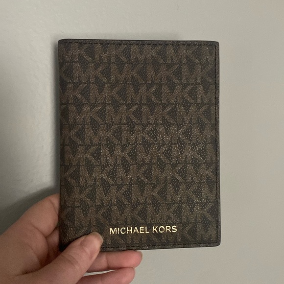 Michael Kors Signature logo passport wallet - Picture 1 of 4